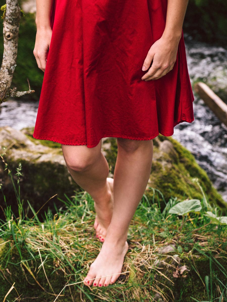 Barfuss, rotes Kleid, Detail