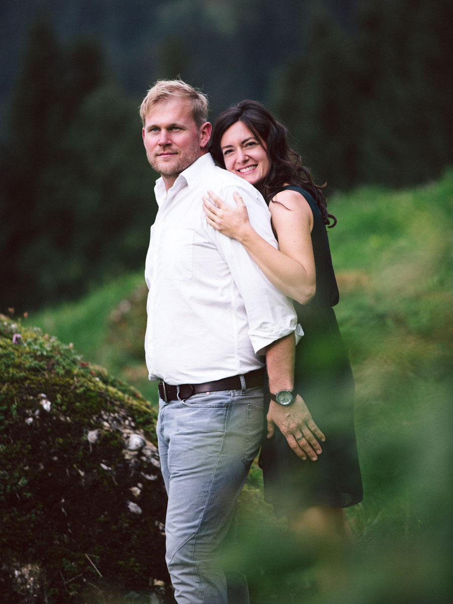 Glückliches Paar im Wald, Portraitfotografie