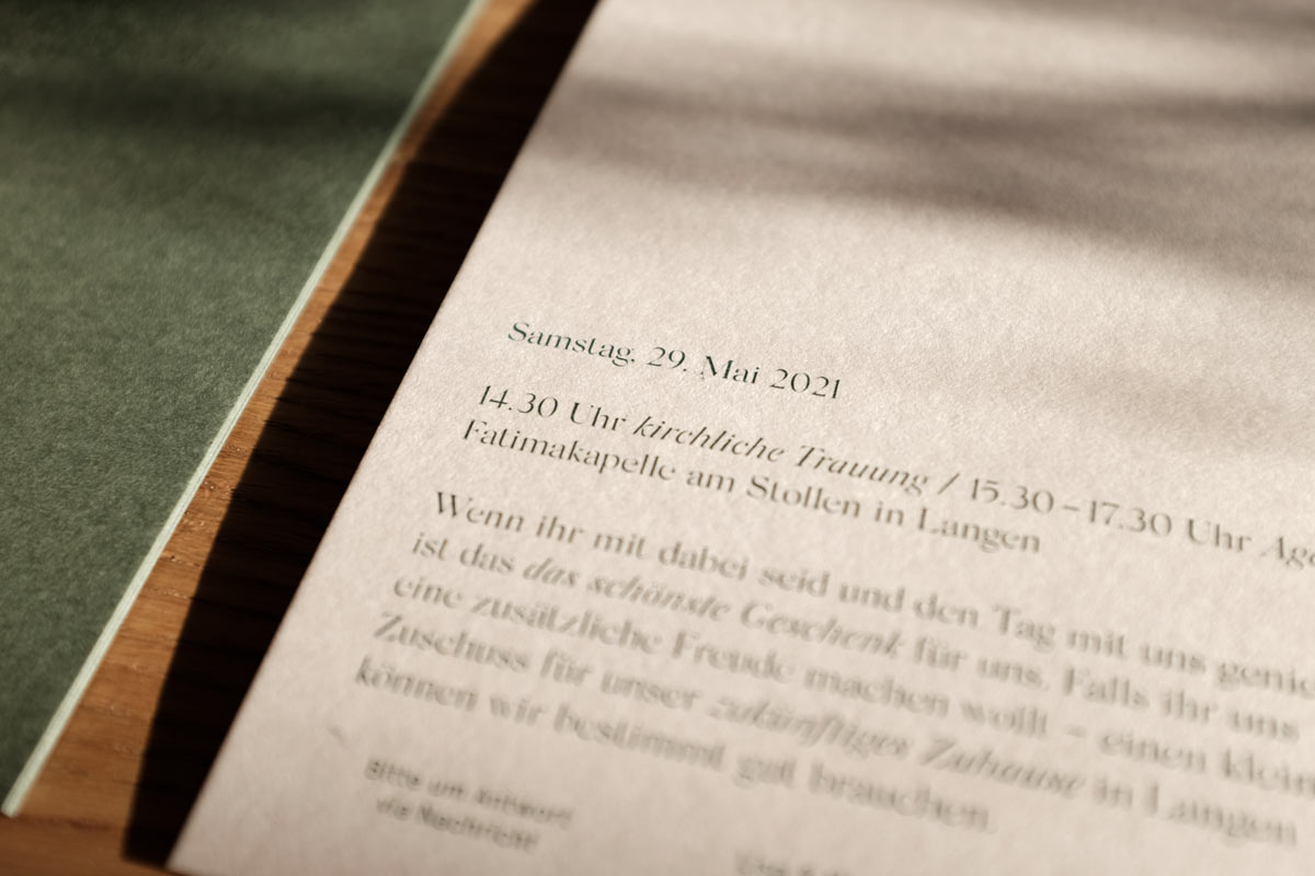 Gestaltung Hochzeiteinladung mit besonderen Papieren der Gmund Büttenpapierfabrik